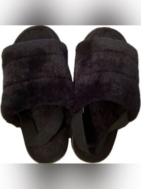 Women’s cozy slippers with non slip sole. Excellent condition. Size 8-9.